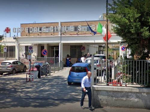 Bimba rom muore folgorata, la famiglia prende d'assalto l'ospedale
