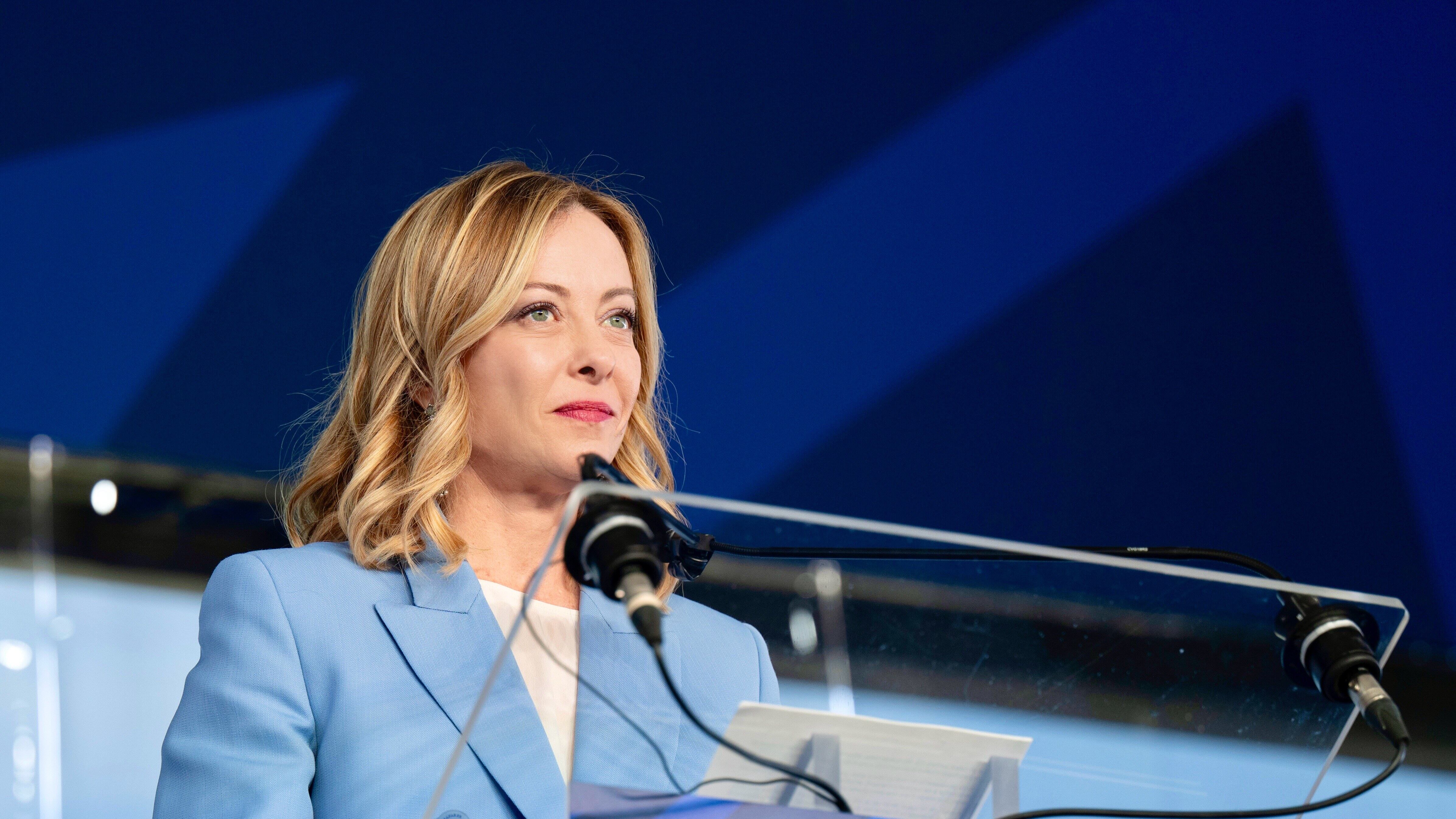 "Sinistra a pezzi, ha la sindrome dell'annegato". Pure lo Spectator incorona la Meloni