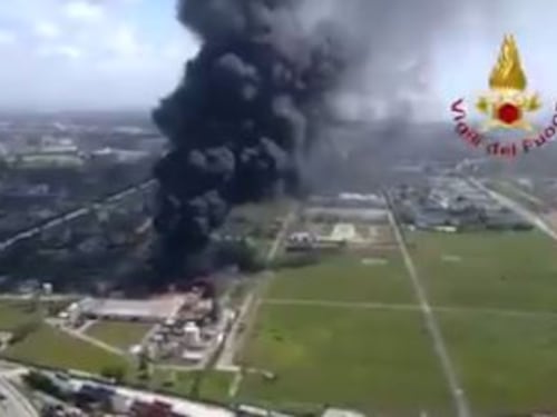 Porto Marghera, in fiamme industria chimica: "State in casa e chiudete le finestre"