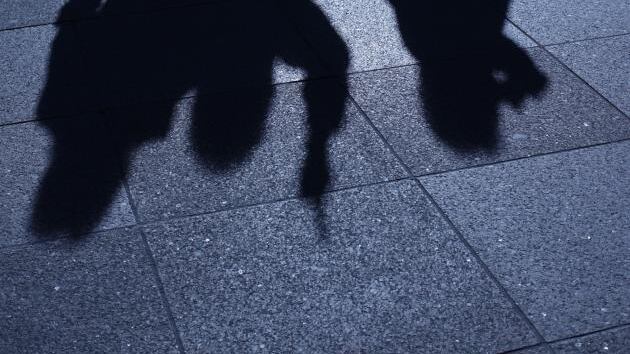 Stranieri delle elementari aggrediscono 13enne nel sottopasso
