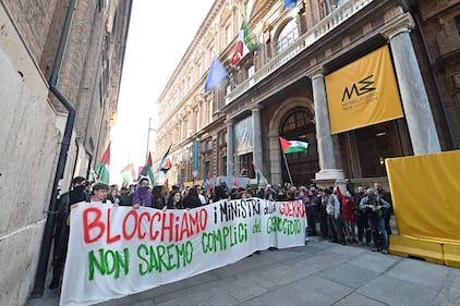 Scontri tra agenti e pro Pal davanti al museo egizio di Torino 3