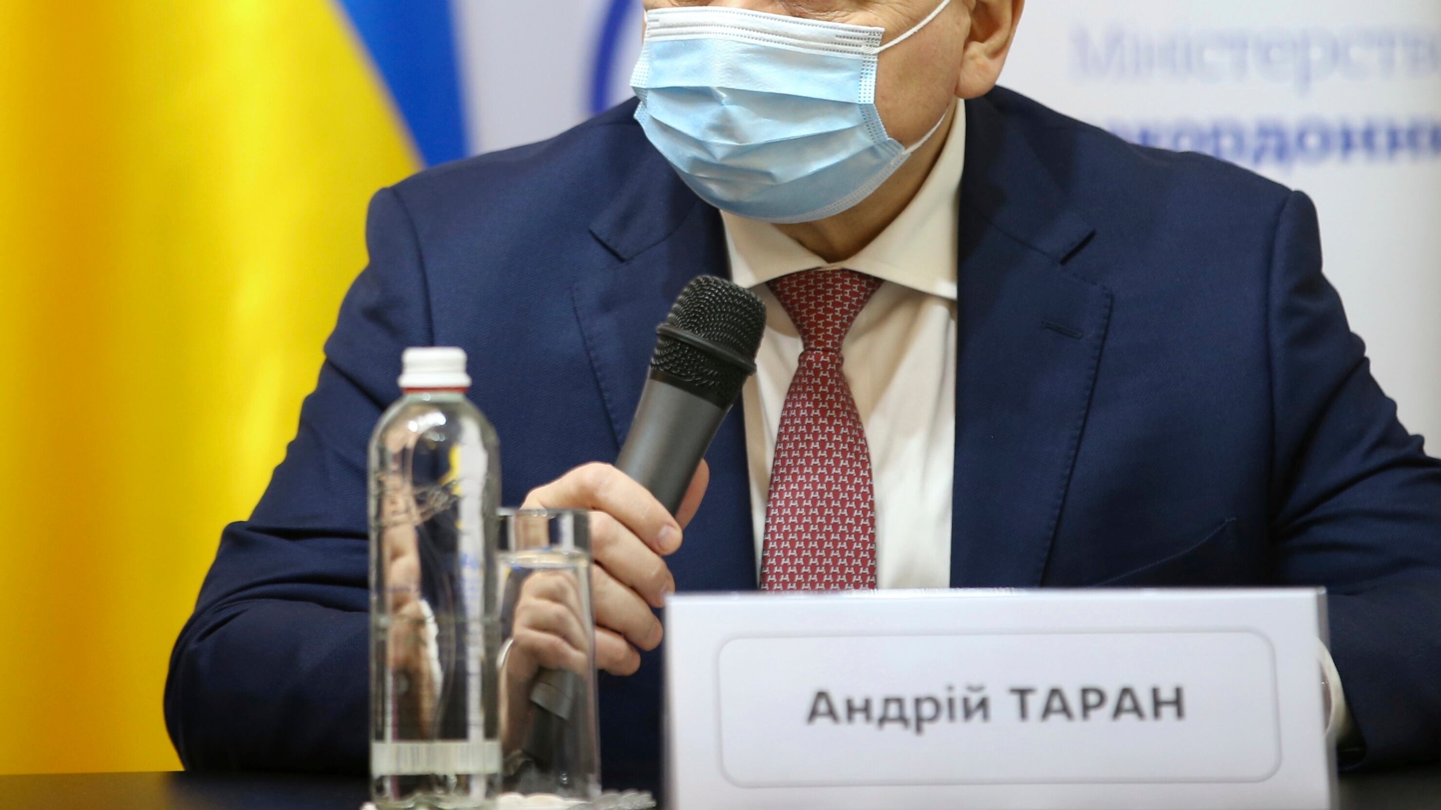 Le soldatesse ucraine con i tacchi alla parata. È polemica: "Vergogna"