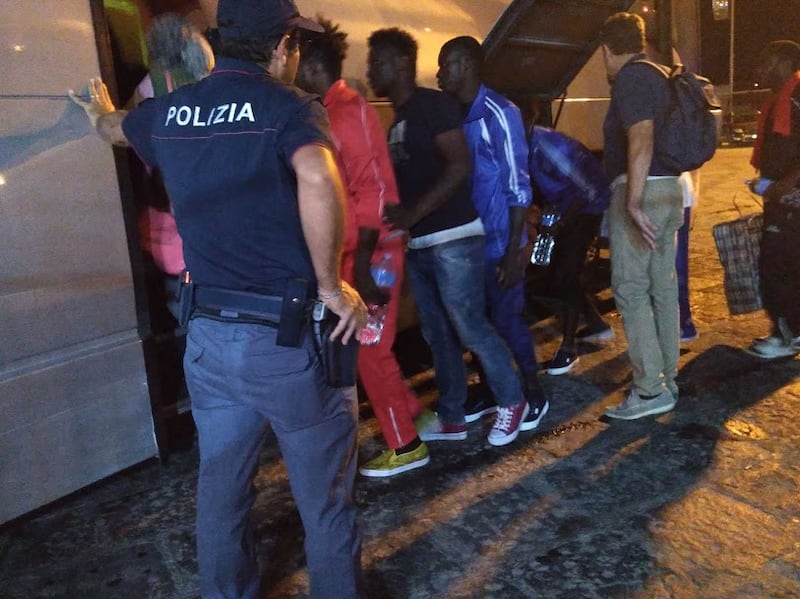 Lo sbarco dei migranti della Open Arms a Porto Empedocle  3