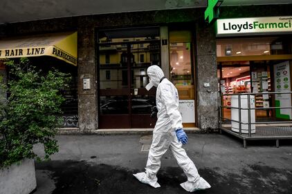 Milano, cocci di vetro contro la finestra della casa di Silvia Romano 8
