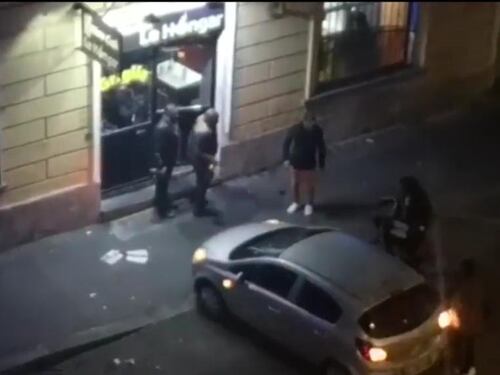 Torino, brutale aggressione: stranieri pestano a sangue uomo a terra