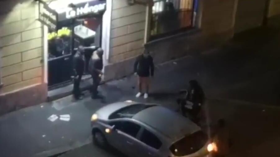 Torino, brutale pestaggio: stranieri pestano a sangue uomo a terra