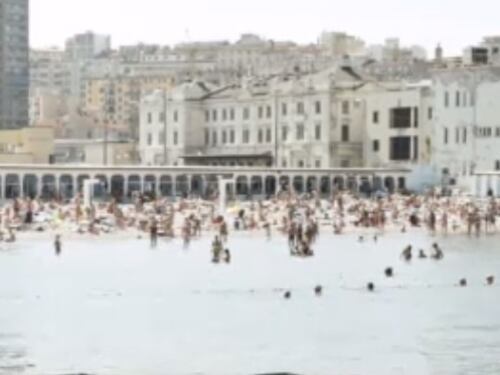 Sulla spiaggia di Trieste un muro bianco separa gli uomini dalle donne