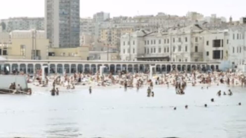 Sulla spiaggia di Trieste un muro bianco separa gli uomini dalle donne