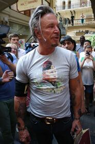 Mickey Rourke indossa la tshirt con Putin "È un bel tipo..." 2