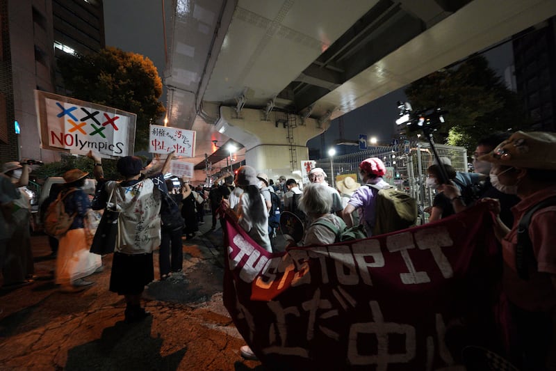 Tokyo, fuori dallo stadio la protesta contro i Giochi 8