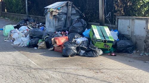 Roma, rifiuti inondano la strada a Tor Bella Monaca 2