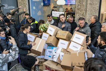 Manifestazione del Block Friday prende come bersaglio Amazon 2