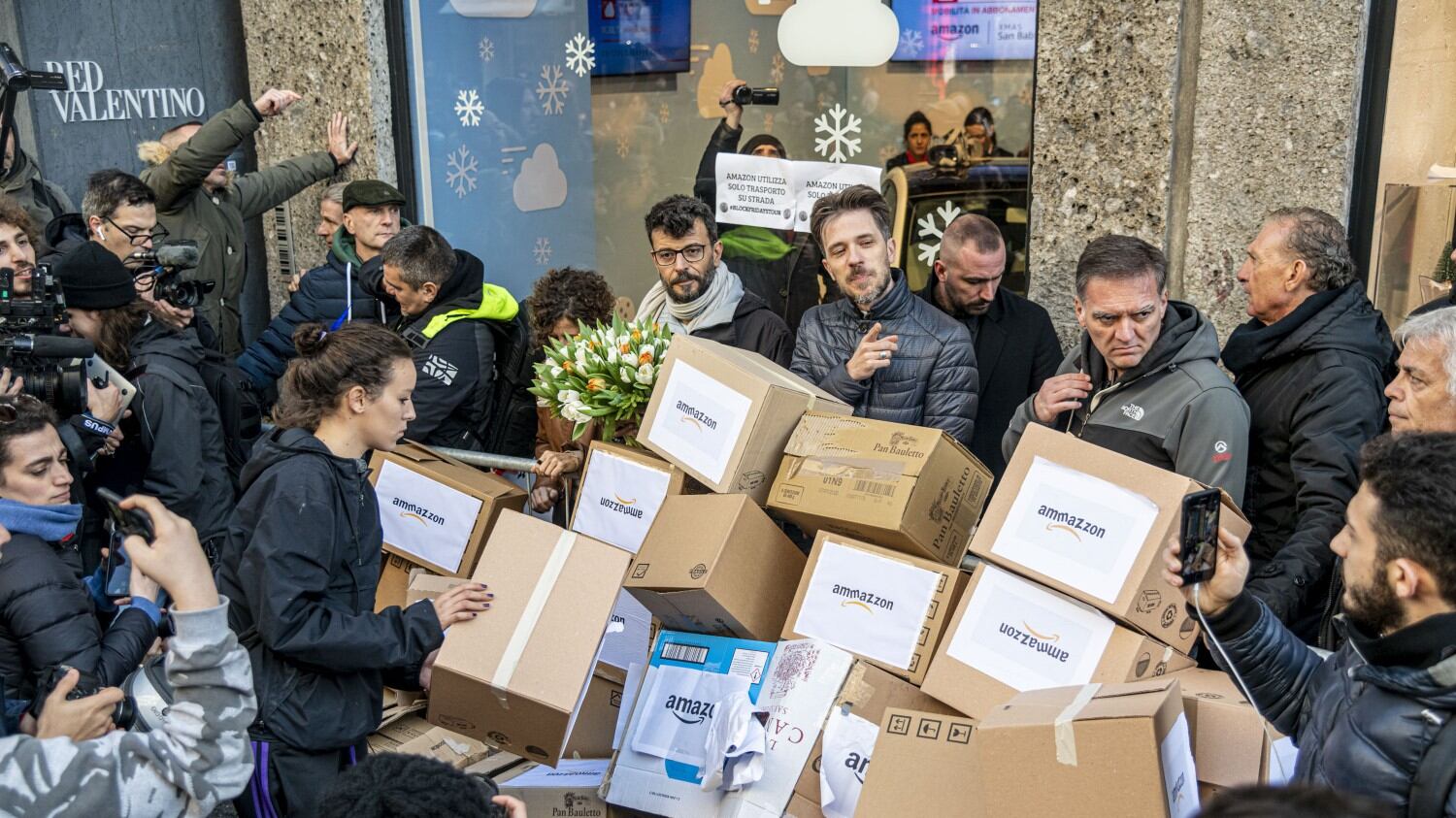 Corteo e blitz contro Amazon per bloccare lo shopping