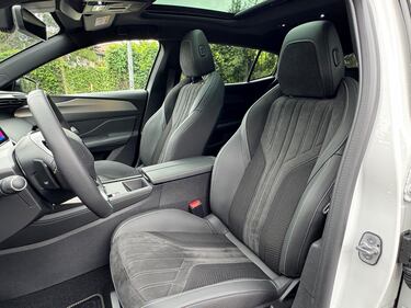 Peugeot 408 Hybrid 225: guarda la gallery del crossover francese (anche) plug-in 17