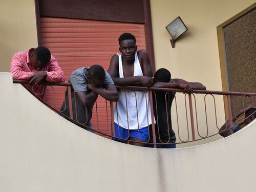 Imperia, sacchi di feci davanti a sede coop che gestisce migranti
