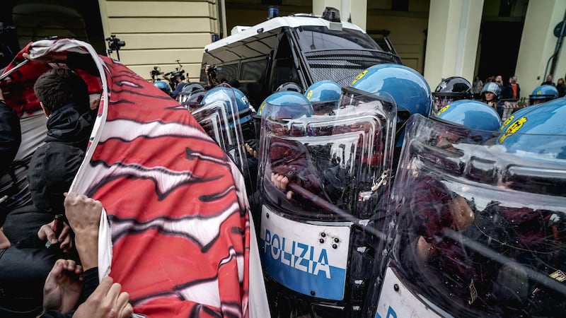 Manifestazioni in Italia, piazze blindate. A Milano gli anarchici provano a forzare il blocco, scontri a Torino. E a Roma 20 giovani portati in Questura