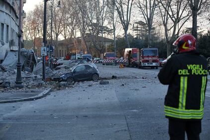 Roma, crollano tre piani di un palazzo 35