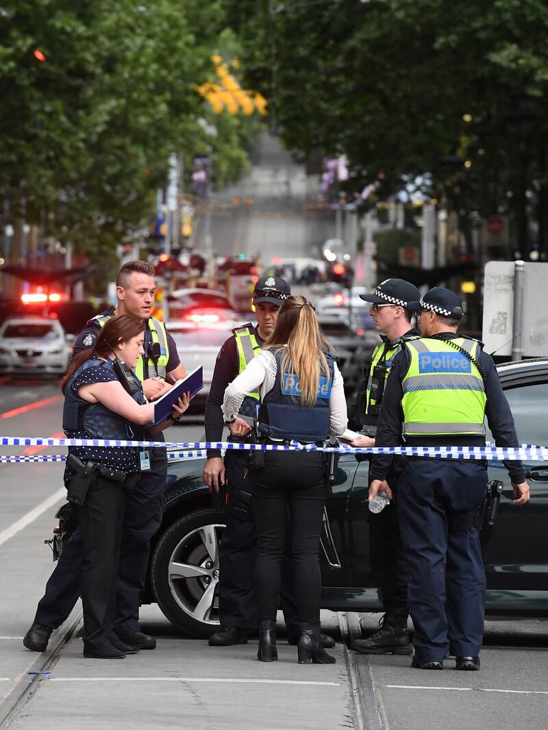Terrore a Melbourne: fa esplodere l'auto e accoltella i passanti 7