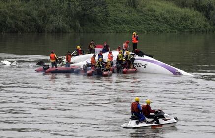 L'aereo urta il ponte e si schianta 5