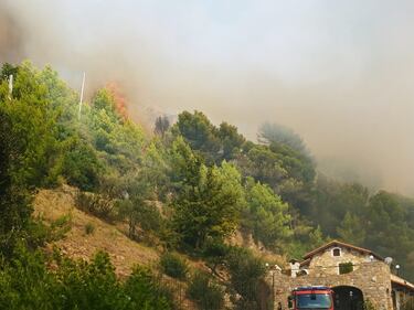 Bruciano le alture di Seborga, fiamme vicino alle case 2