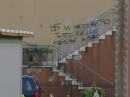 Coppia gay erige muro per difendersi da attacchi, ma per il Comune è abusivo