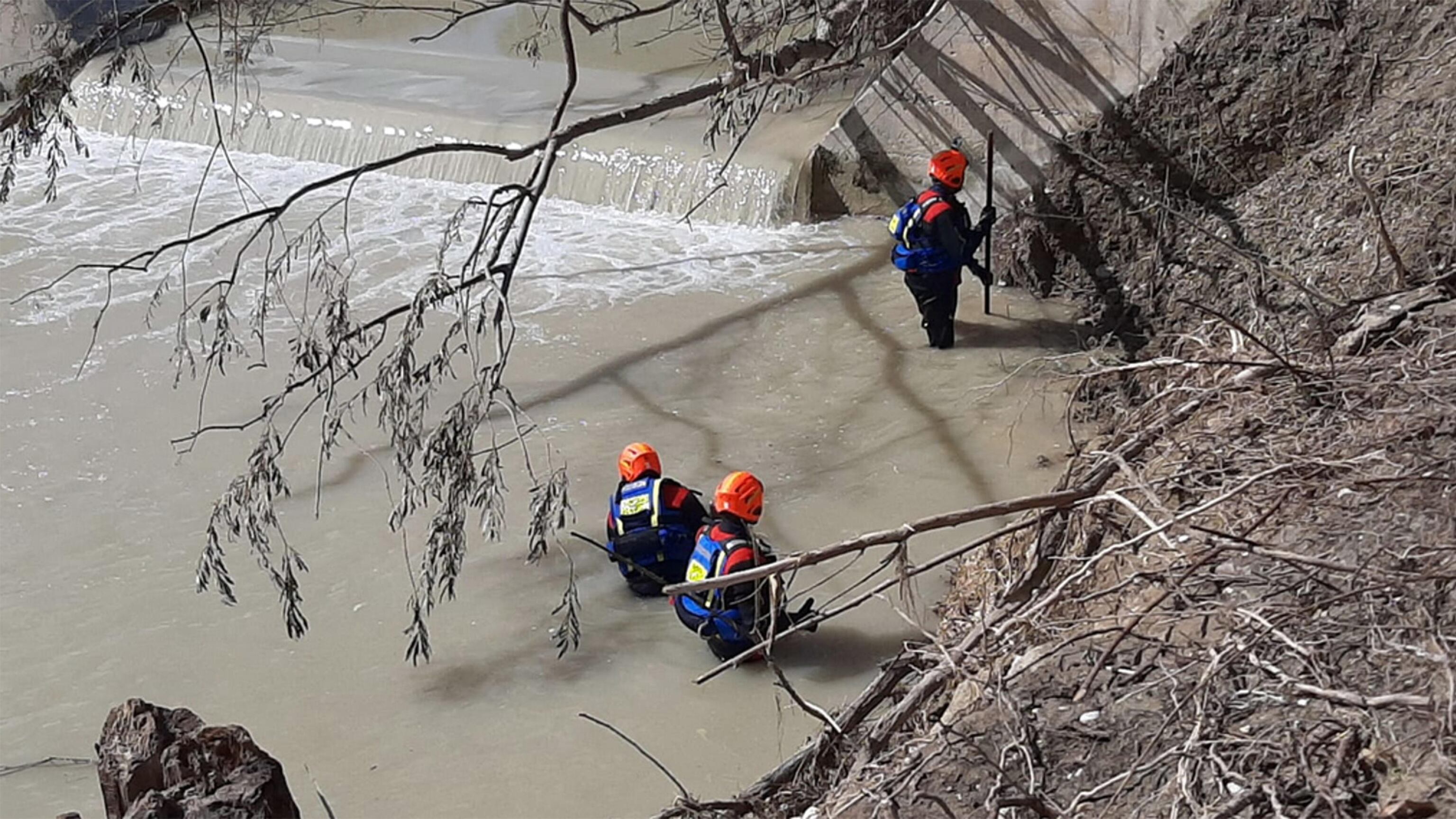 A mani nude nel fiume. "Sotto un muro di fango per cercare Mattia"