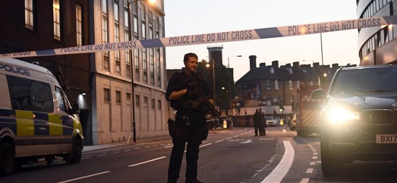 Londra, un van contro la folla: un morto e otto feriti 4