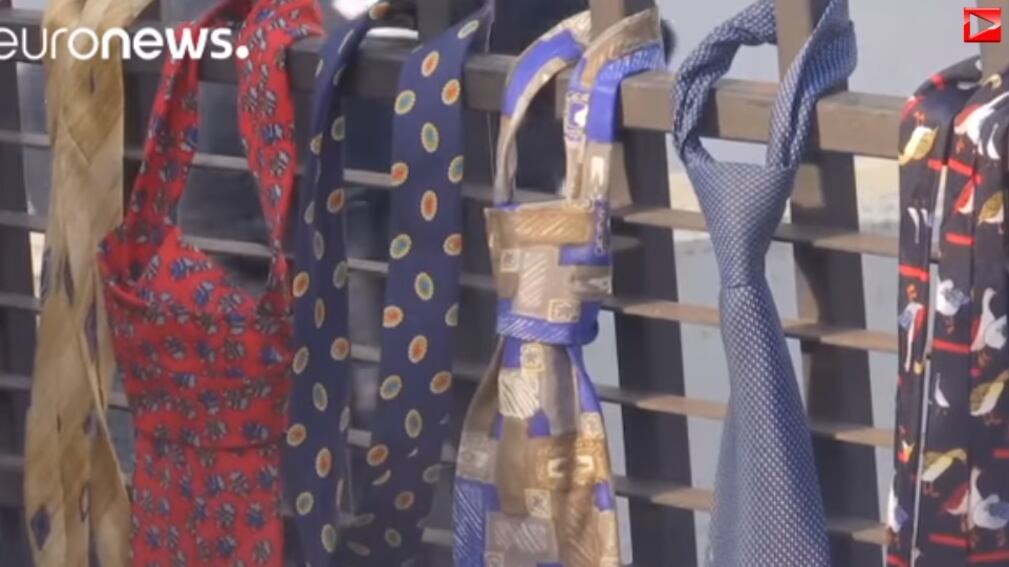 Premier kosovaro si raddoppia lo stipendio. Per protesta centinaia di cravatte davanti al palazzo del governo