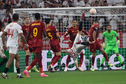 Europa League, la Roma cede al Siviglia dopo i calci di rigore: le immagini più belle 16