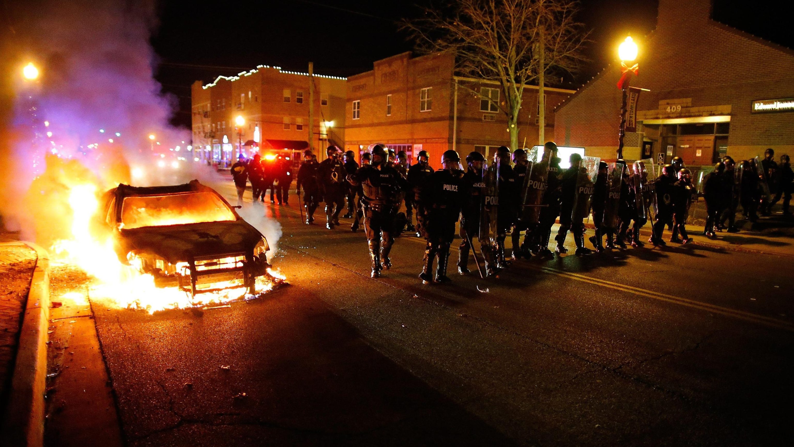 Incendi, sparatorie e feriti Caccia al poliziotto negli Usa
