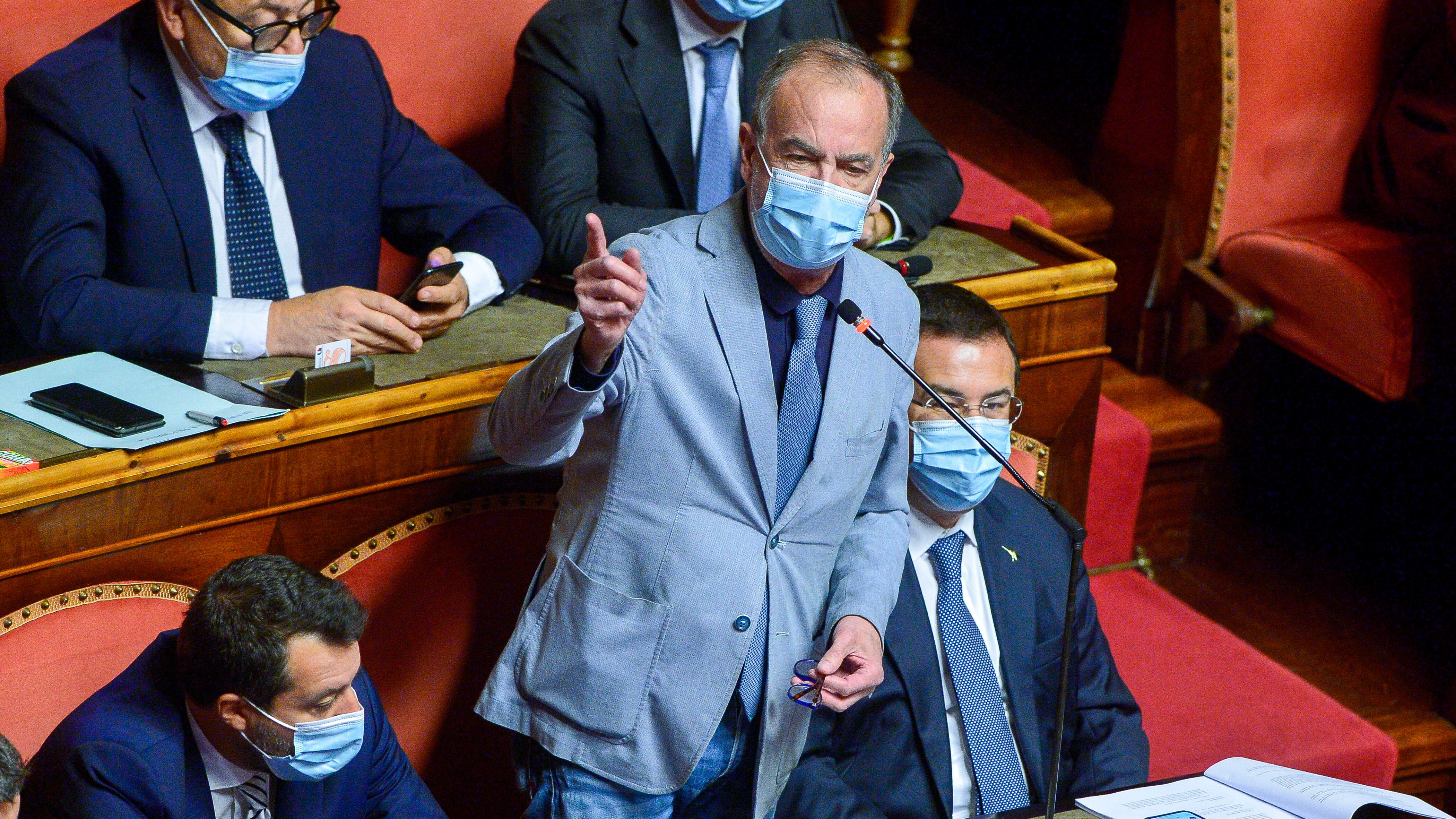Ira Calderoli per il "cappotto scomparso": "E i controlli...?"