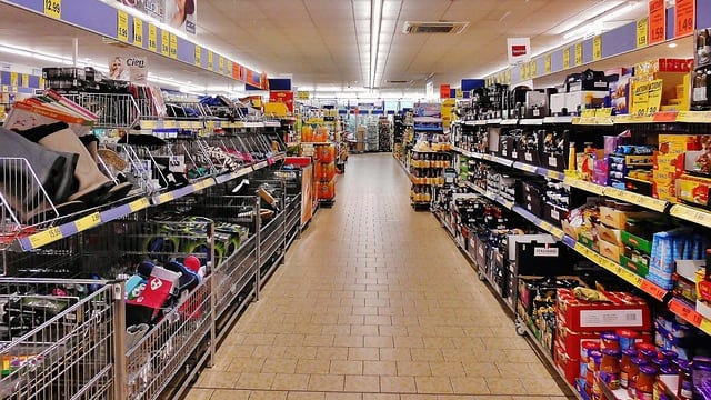 "Negozi aperti la domenica". E scoppia la polemica in Francia