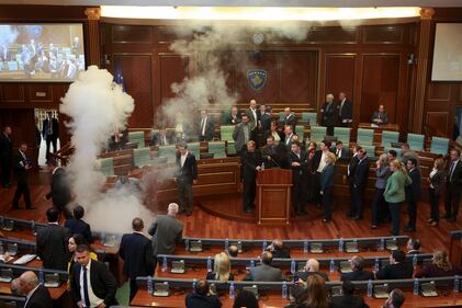 Kosovo, lacrimogeni in parlamento per protesta 4