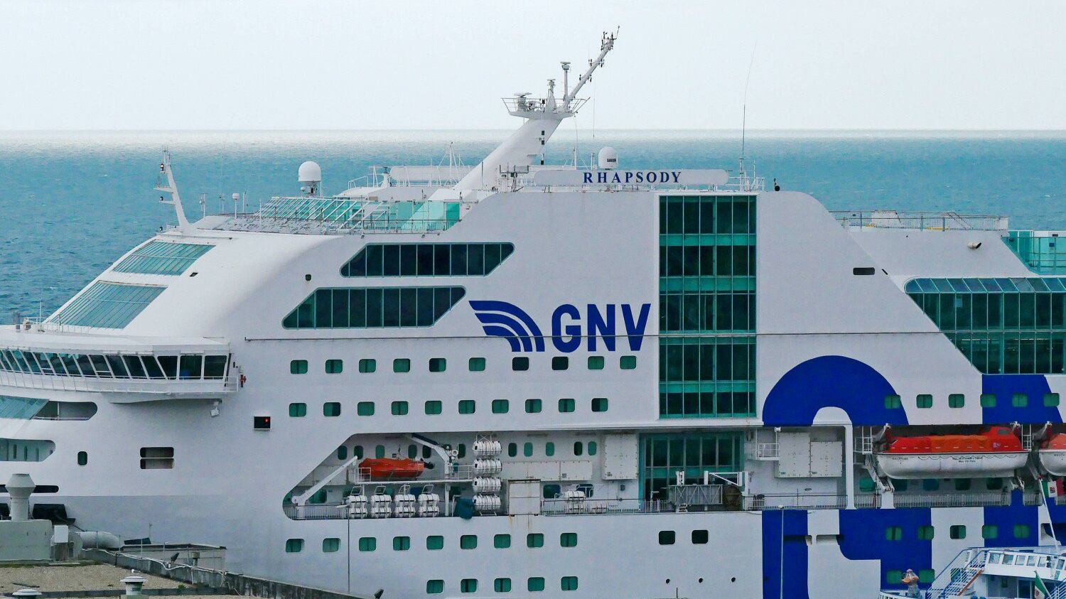 Nave bloccata a Phuket. A Napoli c'è quarantena per la "Goulette" in porto