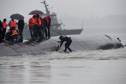 Cina, cola a picco un traghetto fluviale 2