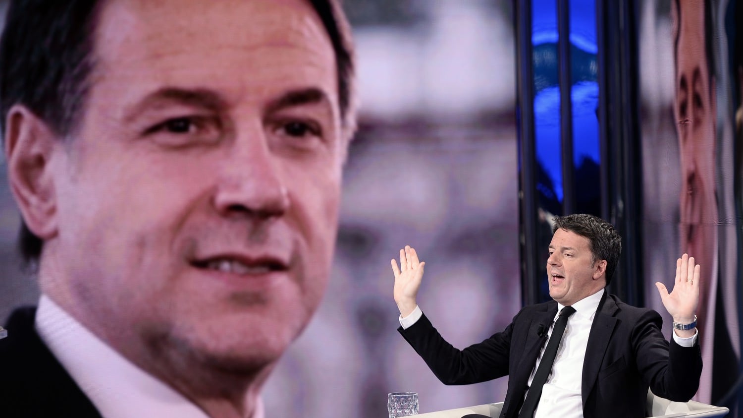 Conte offre il mini rimpasto. Renzi tentenna