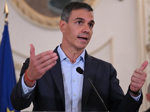 L’Ue: “Rimpatri rapidi”. E Sanchez ora si accorge del disastro: “Attacco alla sovranità della Spagna”
