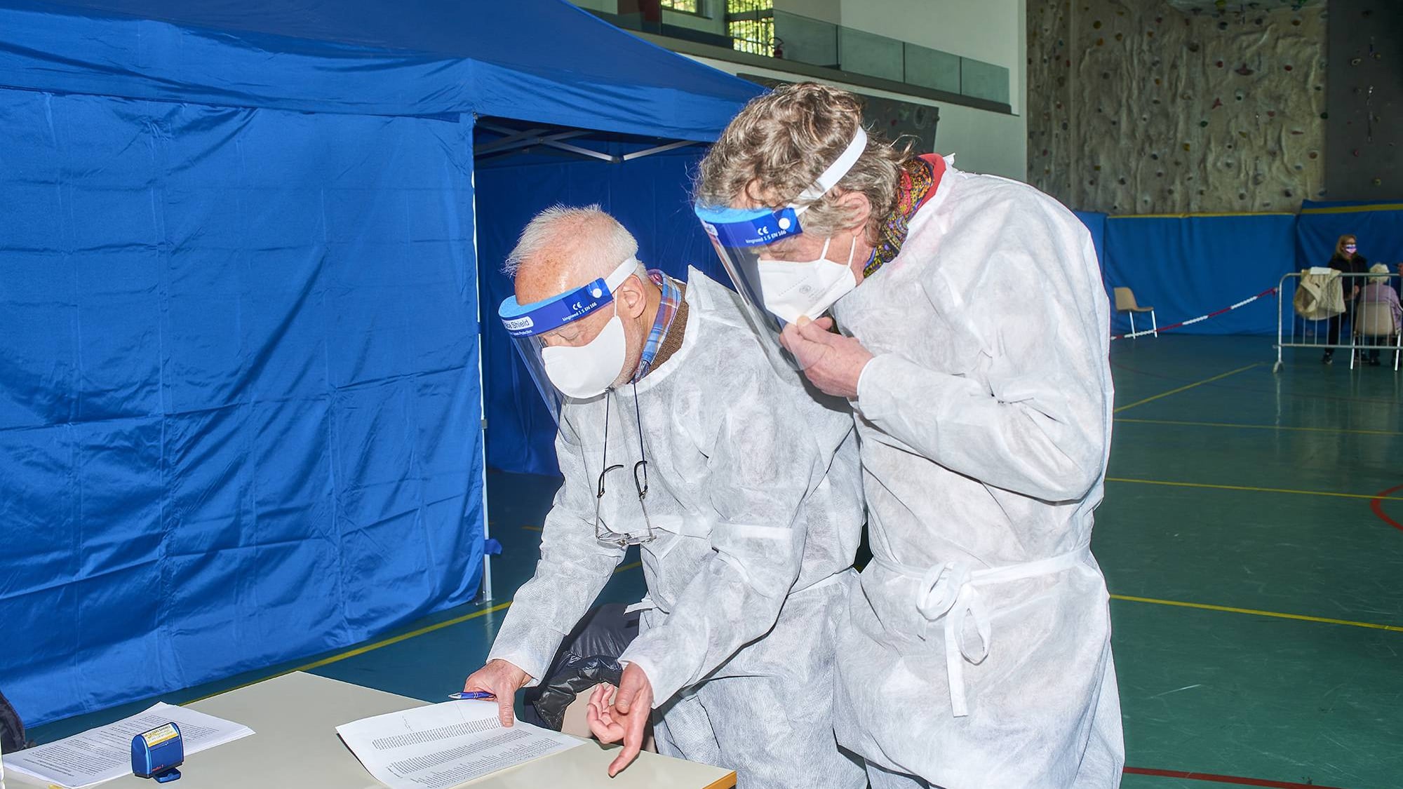 Sospensione dello stipendio e ferie forzate: stretta sui medici che rifiutano il vaccino