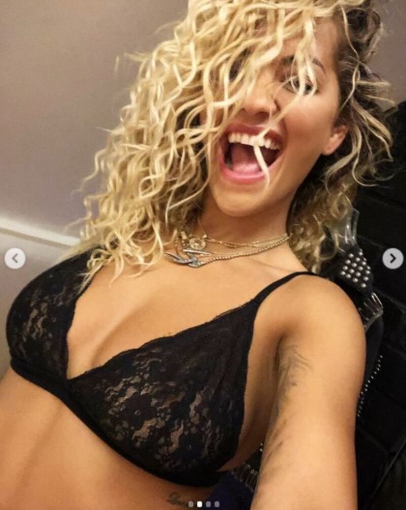Rita Ora, il costume è sexy 10