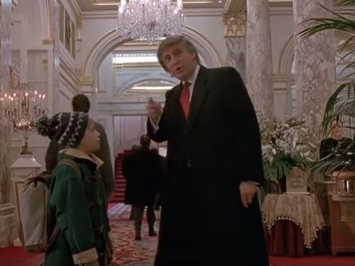 La tv canadese taglia il cammeo di Trump in "Mamma ho riperso l'aereo"
