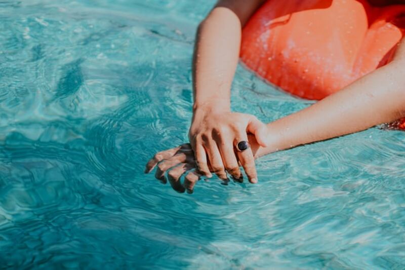 Ecco dove sarà possibile stare in topless in piscina