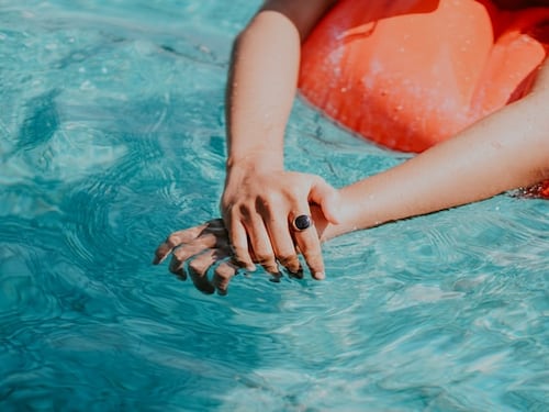 Ecco dove sarà possibile stare in topless in piscina