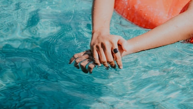 Ecco dove sarà possibile stare in topless in piscina