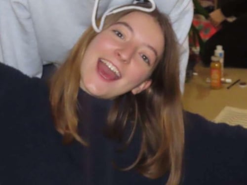 La pistola, i bagagli pronti e la vacanza con gli amici: giallo sulla morte di Rosie Roche