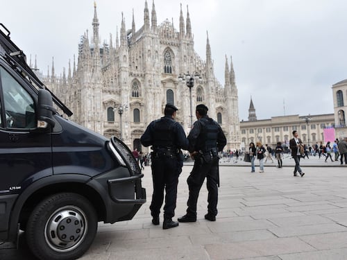 Ex moglie troppo lenta a scrivere. Marocchino la picchia in piazza Duomo davanti ai vigili