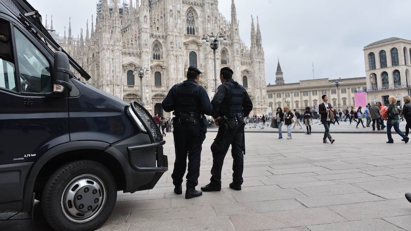 Ex moglie troppo lenta a scrivere. Marocchino la picchia in piazza Duomo davanti ai vigili