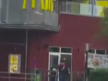 Monaco, il killer al McDonald's: la fotosequenza  1