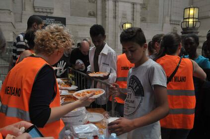 I clandestini bivaccano e mangiano per terra 5