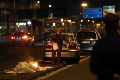 Monza, imprenditore protesta dandosi fuoco 7