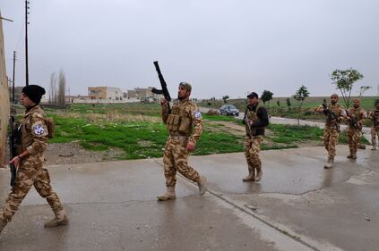 Volontari cristiani in pattuglia nel villaggio abbandonato di Bakufa sul fronte a nord di Mosul
